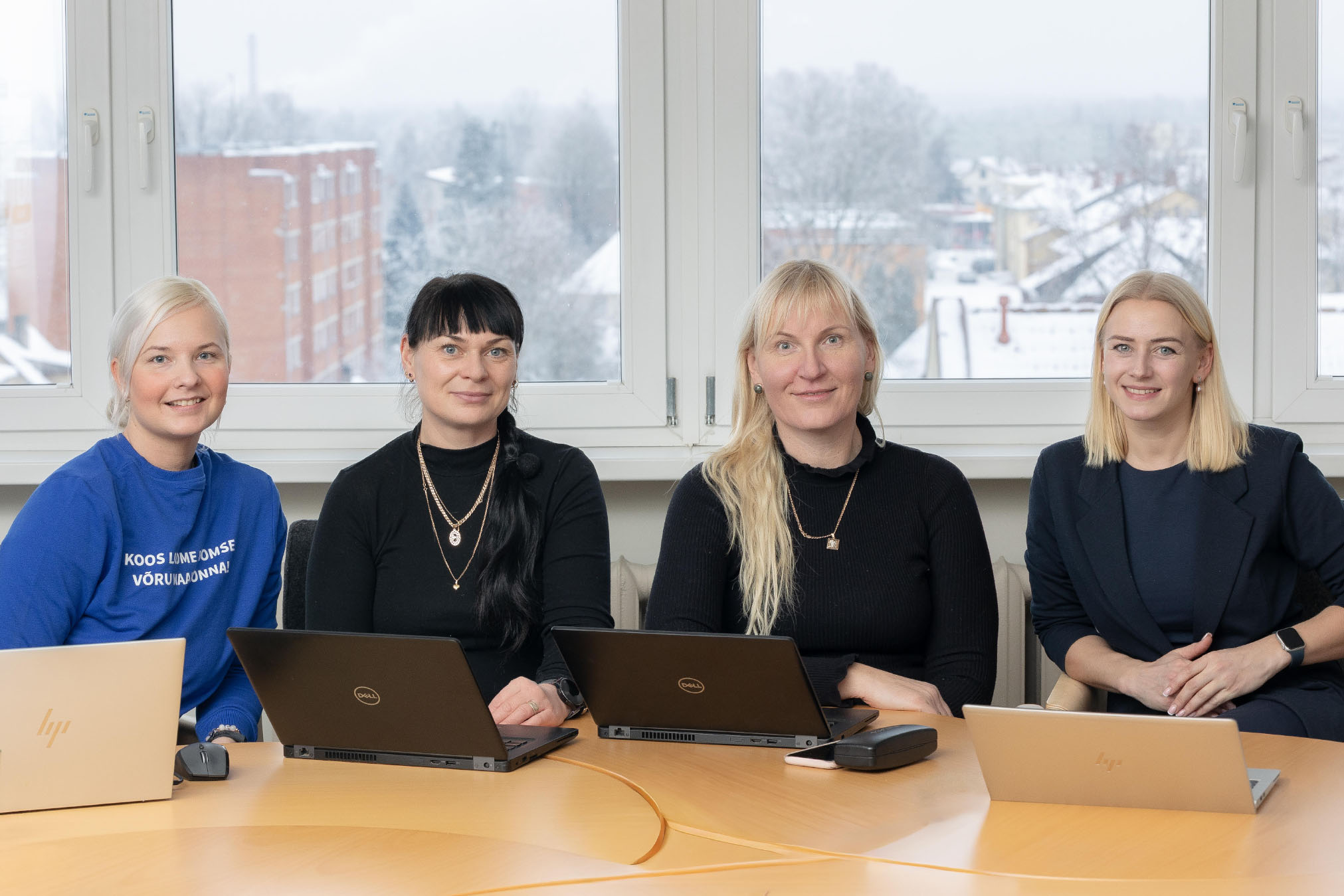 Võrumaa arenduskeskuse projekt „Kodus elamist toetavate teenuste arendamine Võru maakonnas” ehk KETT alustas tänavu jaanuaris ning kestab 2027. aasta lõpuni. Fotol vasakult piirkondlikud koordinaatorid Elen Kokla, Margit Sand, Angela Järvpõld ja projektijuht Merilyn Viin. Foto: AIGAR NAGEL